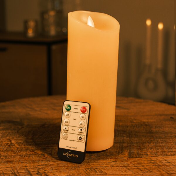 Uppladdningsbart LED-vaxljus DORSETTO Ø7,5 × H20 cm med fjärrkontroll – varmt vitt