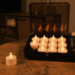 12 varmt vita LED-värmeljus i svart laddbox med fjärrkontroll – DORSETTO