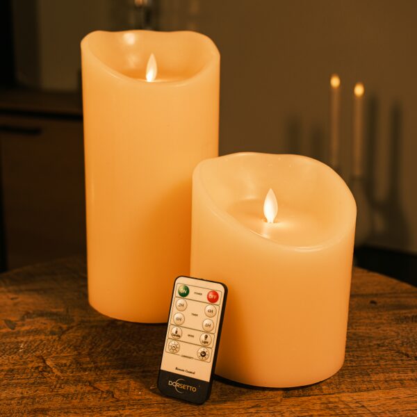 Uppladdningsbara LED-vaxljus i två storlekar från DORSETTO med varmvit låga på träbord med fjärrkontroll