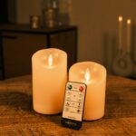 LED små vaxljus – set med 2 ljus från DORSETTO på träbord med fjärrkontroll och varmt LED-ljus