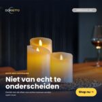 Fyra uppladdningsbara LED-vaxljus – set med 4 – DORSETTO med realistiskt fladdrande lågor står på ett bord, med ett glas vin i bakgrunden. Den nederländska texten framhåller hur dessa verklighetstrogna LED-ljus är omöjliga att skilja från riktiga.