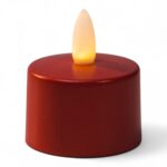 Set med 12 små, runda röda uppladdningsbara LED-värmeljus, vattentäta, med gulorange plastlåga, timerfunktion och fjärrkontroll, fotograferade mot vit bakgrund.