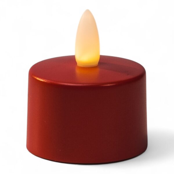 Set med 12 små, runda röda uppladdningsbara LED-värmeljus, vattentäta, med gulorange plastlåga, timerfunktion och fjärrkontroll, fotograferade mot vit bakgrund.