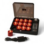 Set med 12 röda uppladdningsbara LED-värmeljus, vattentäta, med fjärrkontroll, timerfunktion och laddväska med transparent lock. Inklusive adapter och ett löst värmeljus.