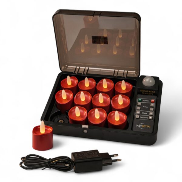 Set med 12 röda uppladdningsbara LED-värmeljus, vattentäta, med fjärrkontroll, timerfunktion och laddväska med transparent lock. Inklusive adapter och ett löst värmeljus.