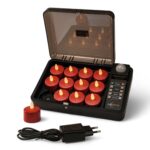 Set med 12 uppladdningsbara röda LED-värmeljus från DORSETTO – vattentäta, med fjärrkontroll och timer, i svart laddbox med transparent lock