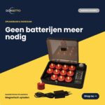 Uppladdningsbara LED-värmeljus röda - vattentäta, med fjärrkontroll och timerfunktion. 12-pack i elegant laddbox med transparent lås, på mörkblått och gult underlag samt holländsk text om batterifri användning.