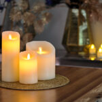 Uppladdningsbart LED-vaxljus med rörlig låga på vävd bordstablett med varm stämningsbelysning