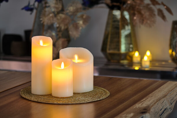 Uppladdningsbart LED-vaxljus med rörlig låga på vävd bordstablett med varm stämningsbelysning