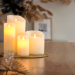 Stjärnliknande ljuspunkter mot mörk bakgrund skapade av LED-stjärnhimmel RGB med 180 stjärnor