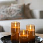 Förhöj din inredning med DORSETTOs uppladdningsbara LED-ljus (set om 3) med upp till 105 timmars brinntid och fjärrkontroll – en hållbar och lyxig belysningslösning.