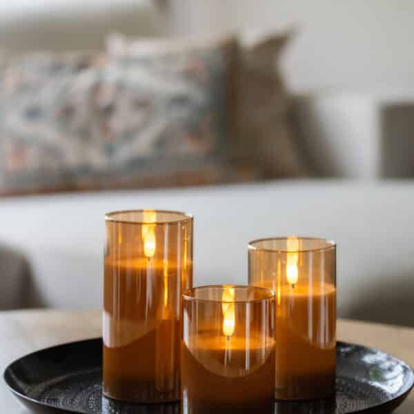 Förhöj din inredning med DORSETTOs uppladdningsbara LED-ljus (set om 3) med upp till 105 timmars brinntid och fjärrkontroll – en hållbar och lyxig belysningslösning.