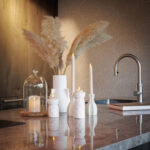 verschillende kaarsen van dorsetto bij kraan op aanrecht