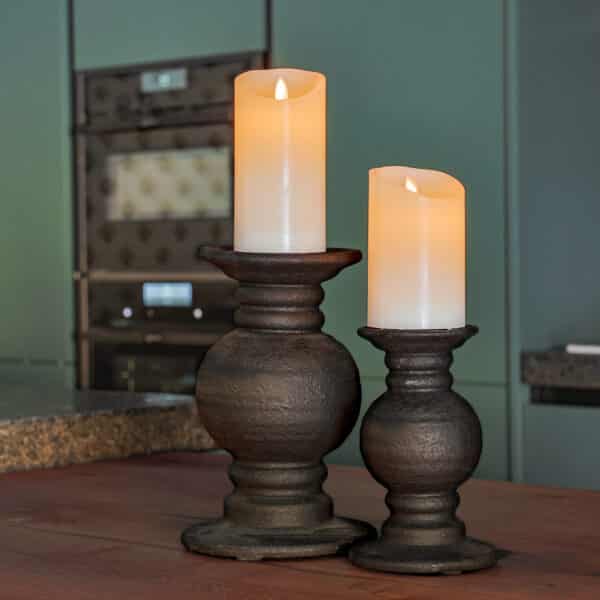 LED-vaxljus set med 2 från DORSETTO på mörka ljusstakar på träyta i modernt kök med grön inredning