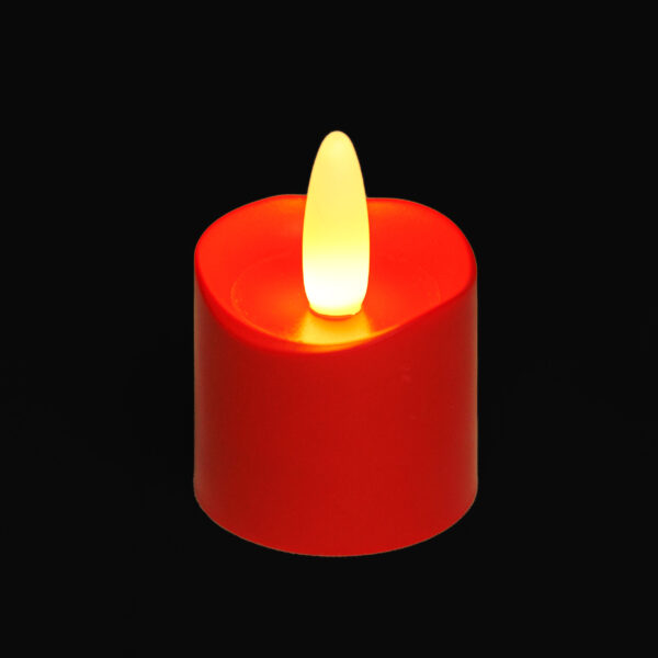 Röda uppladdningsbara LED-värmeljus med timerfunktion och fjärrkontroll, set med flera ljus som avger en varm gul låga mot mörk bakgrund.