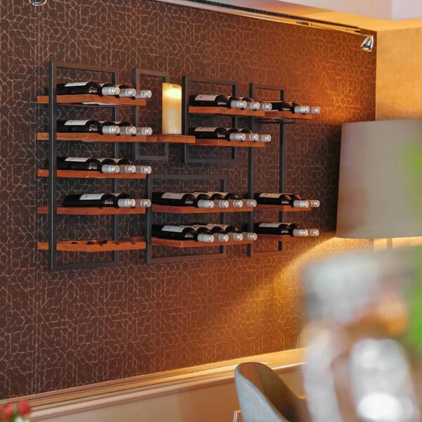 Wijnrek aan de wand met led waxkaars