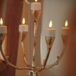 5 waxinelichtjes van dorsetto op een kandelaar