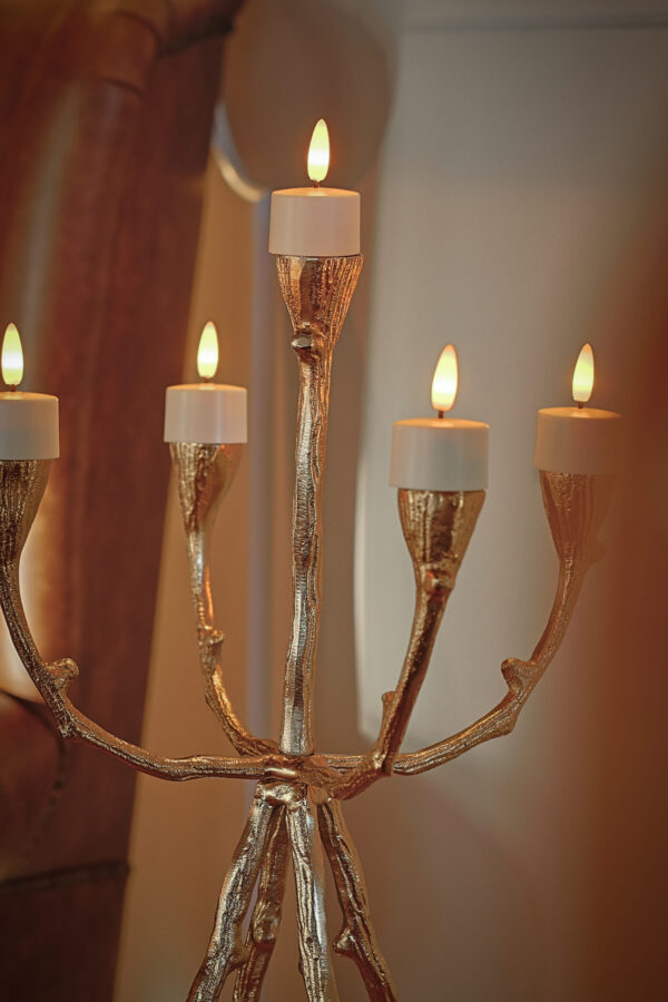 5 waxinelichtjes van dorsetto op een kandelaar