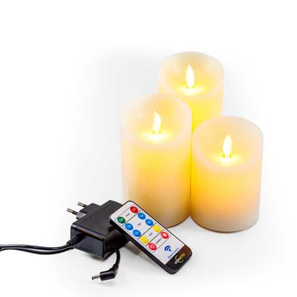 Uppladdningsbara LED-vaxljus set med 4 från DORSETTO i fyra höjder med fjärrkontroll och nätadapter mot vit bakgrund