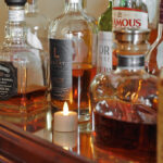 waxinelichtje bij verschillende flessen wiskey
