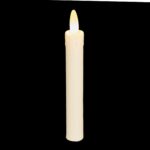Oupplyst uppladdningsbart LED-dinerljus DORSETTO 150 mm – löst, krämfärgat ljus stående mot svart bakgrund med flamlignande topp som efterliknar ett stearinljus.
