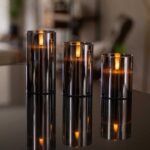 Tre glasljusstakar med DORSETTOs uppladdningsbara LED-ljus (105 timmars brinntid, 3D-låga, med fjärrkontroll) skapar ett varmt sken och en lyxig atmosfär för avslappnade kvällar och speciella tillfällen.