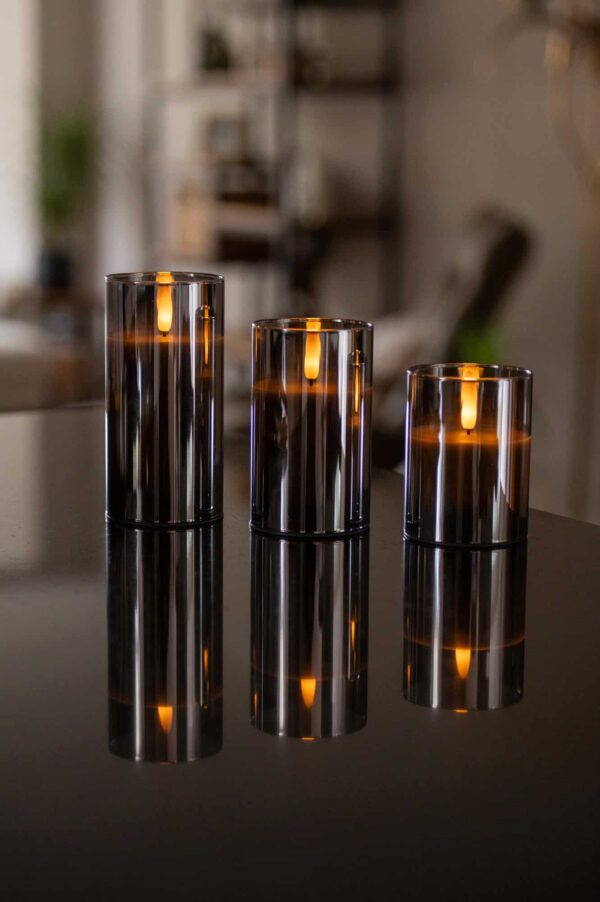 Tre glasljusstakar med DORSETTOs uppladdningsbara LED-ljus (105 timmars brinntid, 3D-låga, med fjärrkontroll) skapar ett varmt sken och en lyxig atmosfär för avslappnade kvällar och speciella tillfällen.