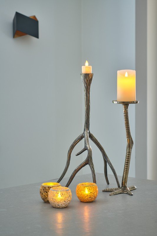 kaarsen en waxinelichtjes van dorsetto op houder goud kleurig op een tafel