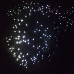 Stjärnliknande ljuspunkter mot mörk bakgrund skapade av LED-stjärnhimmel RGB med 180 stjärnor