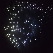 Stjärnliknande ljuspunkter mot mörk bakgrund skapade av LED-stjärnhimmel RGB med 180 stjärnor