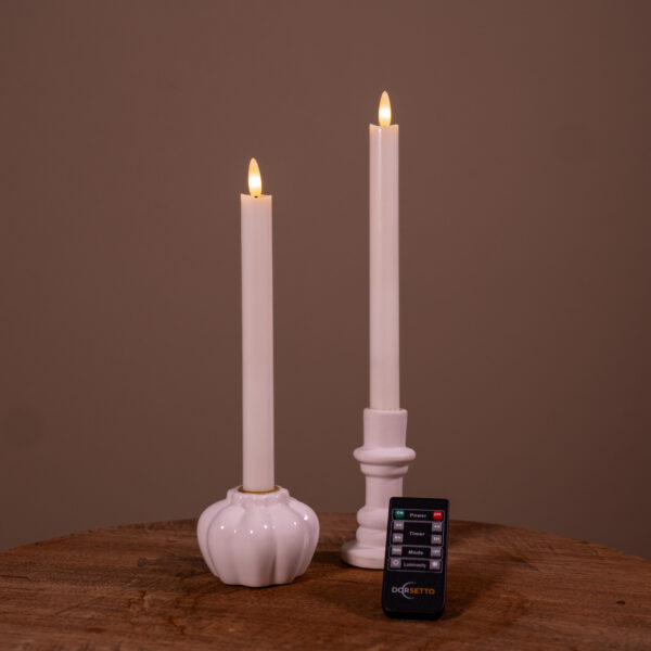 LED-dinerljus set med 2 (vit, uppladdningsbara upp till 400 timmar) placerade i keramiska ljushållare på trä, med fjärrkontroll framför.
