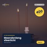 Två beige LED-dinerljus med en brinntid på 400 timmar visas i vita hållare på en mörk yta, med fjärrkontrollen i bakgrunden. Uppladdningsbara, 2-pack. Handla nu!.