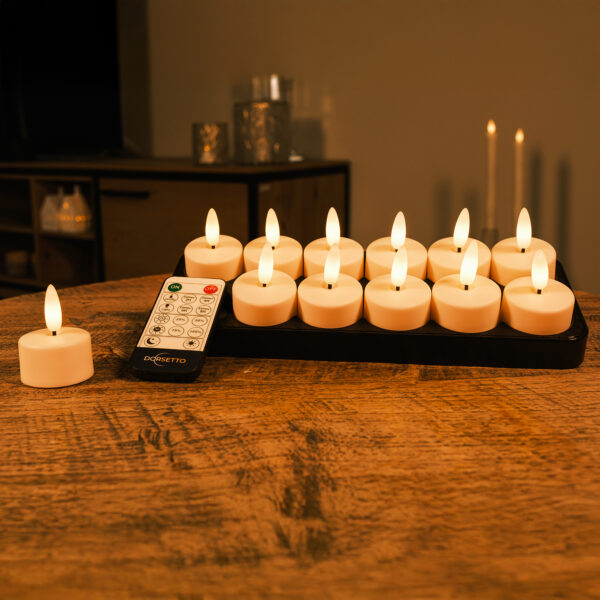 Tolv uppladdningsbara värmeljus med realistiska 3D-flammor, 140 timmars brinntid och fjärrkontroll står på ett träbord och ger ett mjukt, mysigt sken i bakgrunden.