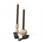 Set med två mörkgrå Dorsetto LED-dinerljus Charleston Gray No.243 med fjärrkontroll, realistiskt flameffekt och uppladdningsbar design.