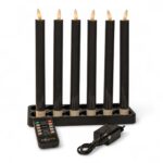 Set om 6 uppladdningsbara middagsljus i mörkgrått, 250 mm, med dimmer och timer, placerade i en rektangulär svart hållare. Fjärrkontroll och nätadapter ingår.