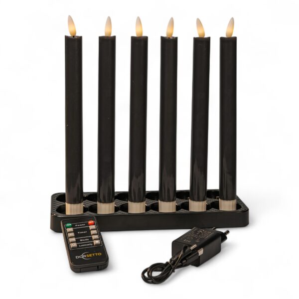Home 13 Set om 6 uppladdningsbara middagsljus i mörkgrått, 250 mm, med dimmer och timer, placerade i en rektangulär svart hållare. Fjärrkontroll och nätadapter ingår.