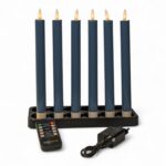 Sex mörkgrå LED-middagsljus 250 mm, uppladdningsbara och dimbara, placerade i en svart ljushållare. En fjärrkontroll och strömadapter ligger framför, mot en vit bakgrund.