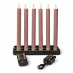 Set om 6 uppladdningsbara och dimbara LED-middagsljus (250 mm) i en svart rektangulär hållare, med fjärrkontroll och adapter framför, mot en vit bakgrund.