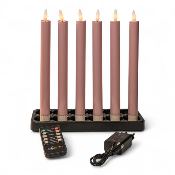 Home 16 Set om 6 uppladdningsbara och dimbara LED-middagsljus (250 mm) i en svart rektangulär hållare, med fjärrkontroll och adapter framför, mot en vit bakgrund.