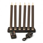 Sex höga, mörkgrå uppladdningsbara LED-middagsljus (250 mm) i en rektangulär hållare, dimbara med timer, med fjärrkontroll och strömadapter placerade framtill, mot en vit bakgrund.