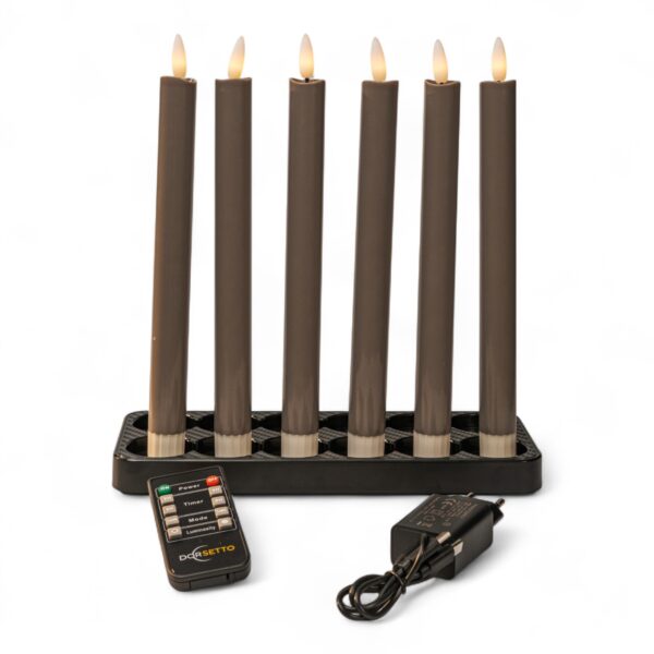 Home 17 Sex höga, mörkgrå uppladdningsbara LED-middagsljus (250 mm) i en rektangulär hållare, dimbara med timer, med fjärrkontroll och strömadapter placerade framtill, mot en vit bakgrund.