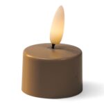 Ett litet cylindriskt LED-värmeljus i beige med plastlåga som mjukt glöder för att efterlikna en riktig ljuslåga.