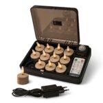 Setet med beige uppladdningsbara värmeljus innehåller 12 uppladdningsbara värmeljus med en brinntid upp till 400 timmar, en fjärrkontroll, en laddbox och en svart strömadapter.