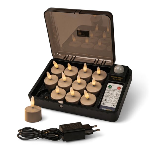 Setet med beige uppladdningsbara värmeljus innehåller 12 uppladdningsbara värmeljus med en brinntid upp till 400 timmar, en fjärrkontroll, en laddbox och en svart strömadapter.