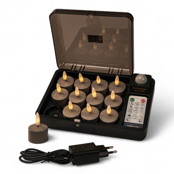 Ett set med 12 uppladdningsbara LED-värmeljus i Charleston Grey (brinntid upp till 400 timmar) med fjärrkontroll, laddbox, ett värmeljus utanför boxen samt en svart nätadapter placerad framtill.