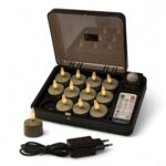 Ett set med tolv olivgröna LED-värmeljus med brinntid upp till 400 timmar, komplett med fjärrkontroll.