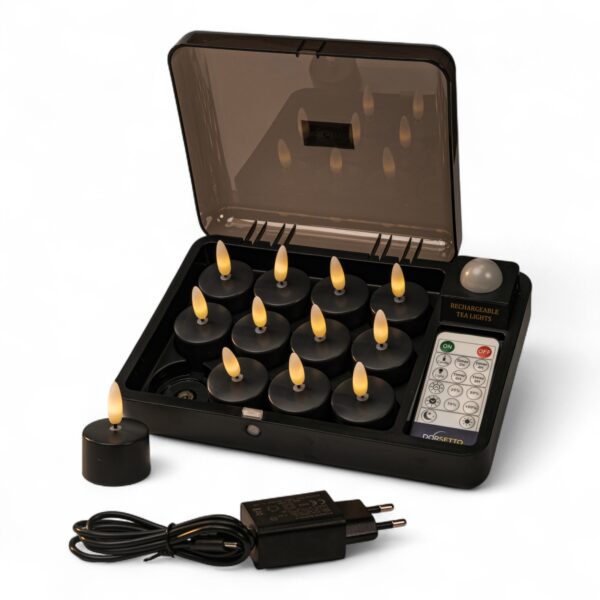 Uppladdningsbara värmeljus svarta (set) innehåller 12 uppladdningsbara LED-värmeljus (upp till 400 timmars brinntid), en svart förvarings- och laddväska, fjärrkontroll, laddadapter och USB-kabel. Ett värmeljus och kabeln visas utanför boxen för tydlig överblick.