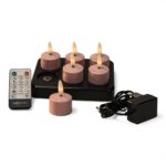 Setet med uppladdningsbara rosa LED-värmeljus innehåller 6 rosa värmeljus med brinntid upp till 400 timmar, en svart laddbas, fjärrkontroll och strömadapter.