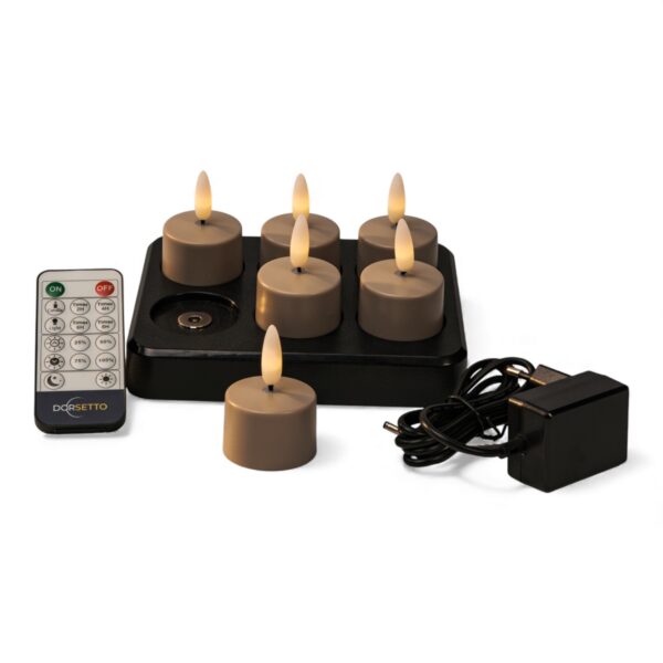Set med 6 beige uppladdningsbara värmeljus (upp till 400 timmars brinntid) med magnetisk laddstation och fjärrkontroll.